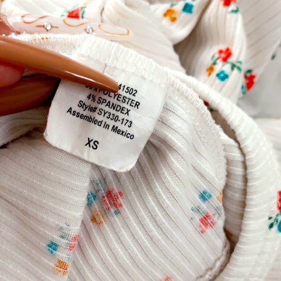 White floral top - Picture 7 of 7